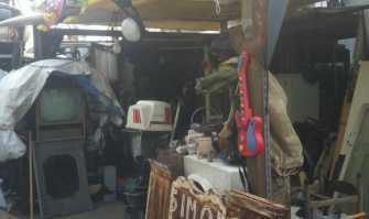 Simone il rigattiere: sculture surreali con cio' che trova per strada